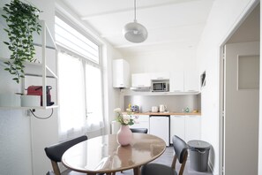 Jääkaappi, mikroaaltouuni, liesi, leivänpaahdin