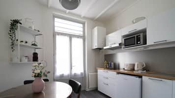 Kühlschrank, Mikrowelle, Herdplatte, Toaster