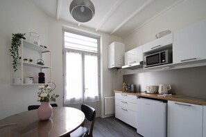 Fridge, microwave, stovetop, toaster - Résidence Carnot - Chez Murillo (Vichy)