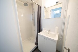 Dusche, Haartrockner, Handtücher