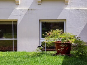 المنطقة المحيطة بالمنشأة