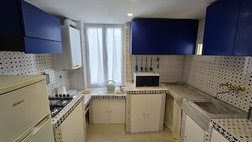 KĂŒhlschrank, Mikrowelle, Herdplatte, Wasserkocher mit Kaffee-/Teezubehör