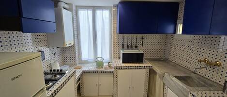 Réfrigérateur, micro-ondes, plaque de cuisson, cafetière/bouilloire