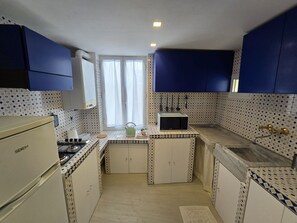 Jääkaappi, mikroaaltouuni, liesi, kahvin-/teenkeitin