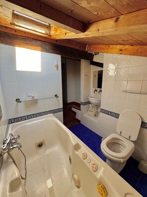 Shower, jetted bath, eco-friendly toiletries, hair dryer - Accogliente appartamento nel centro storico a 1 minuto dal mare (Sestri Levante)
