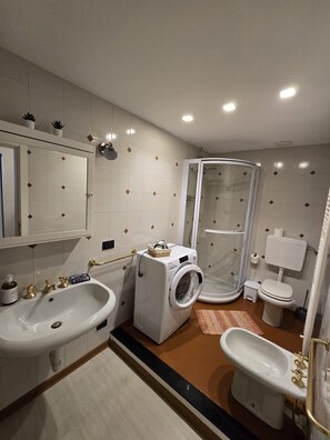 Shower, jetted tub, eco-friendly toiletries, hair dryer