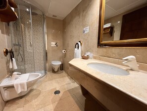 Comfort tweepersoonskamer, en-suite badkamer | Badkamer | Een douche, handdoeken, zeep, shampoo