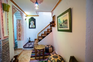 المنشأة من الداخل