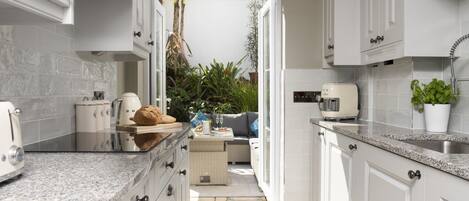 Kühlschrank, Mikrowelle, Ofen, Geschirrspüler