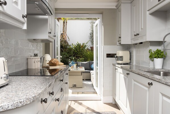 Frigorifero, microonde, forno, lavastoviglie