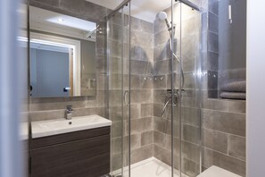 Shower, hair dryer, towels - Crystal View, Compass Point -  Close to beach - Free WiFi & Parking - Sea Views (Carbis Bay)