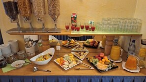 Frukost, lunch och middag serveras