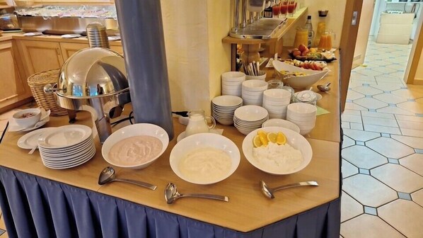 Se sirven desayunos y almuerzos; cocina alemana; con vista al jardín