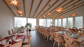 Frühstück, Mittagessen, deutsche Küche, Blick auf den Garten