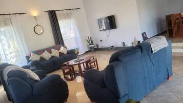 House, 3 Bedrooms, Accessible, Smoking | Living room