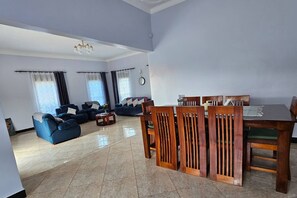 Living room - Scandinavia-nordic House in Entebbe (Entebbe)
