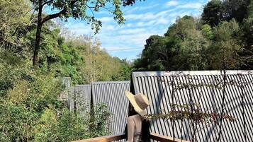 Rideaux occultants, chambres insonorisées, fer et planche à repasser