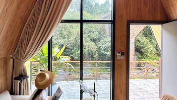 Rideaux occultants, chambres insonorisées, fer et planche à repasser