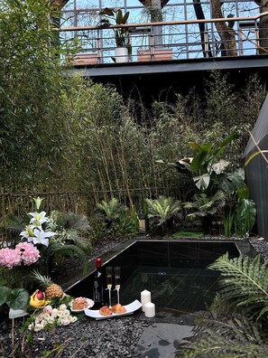 Rideaux occultants, chambres insonorisées, fer et planche à repasser