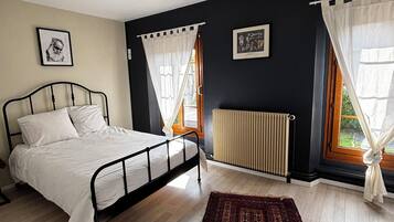 3 bedrooms, iron/ironing board, free WiFi, bed sheets