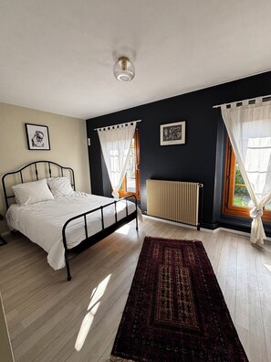 3 chambres, fer et planche à repasser, Wi-Fi gratuit, draps fournis
