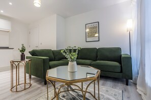 Living area - The Emerald at Parsons House (Washington)
