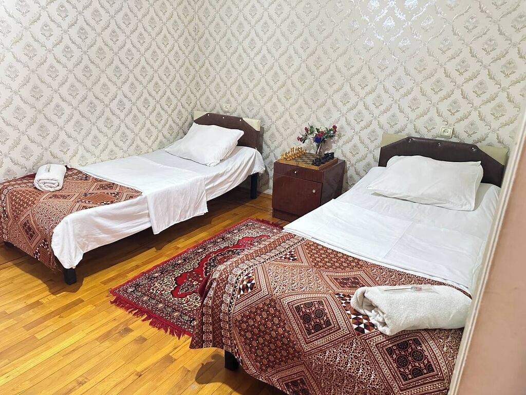 客房內保險箱、書桌、筆電工作空間、遮光布/窗簾