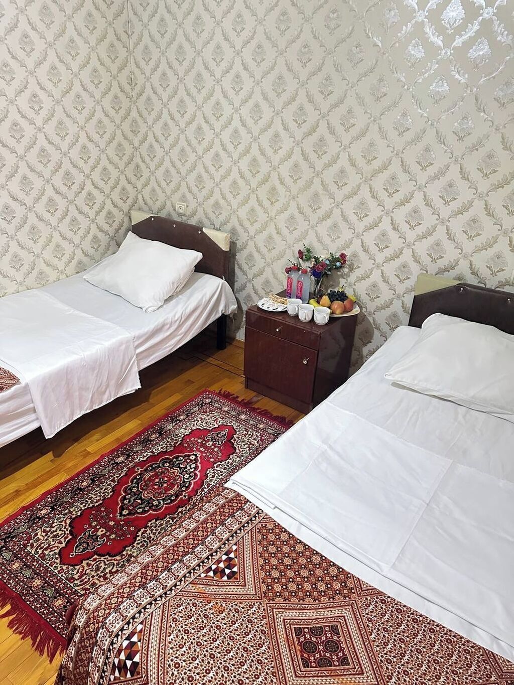 客房內保險箱、書桌、筆電工作空間、遮光布/窗簾