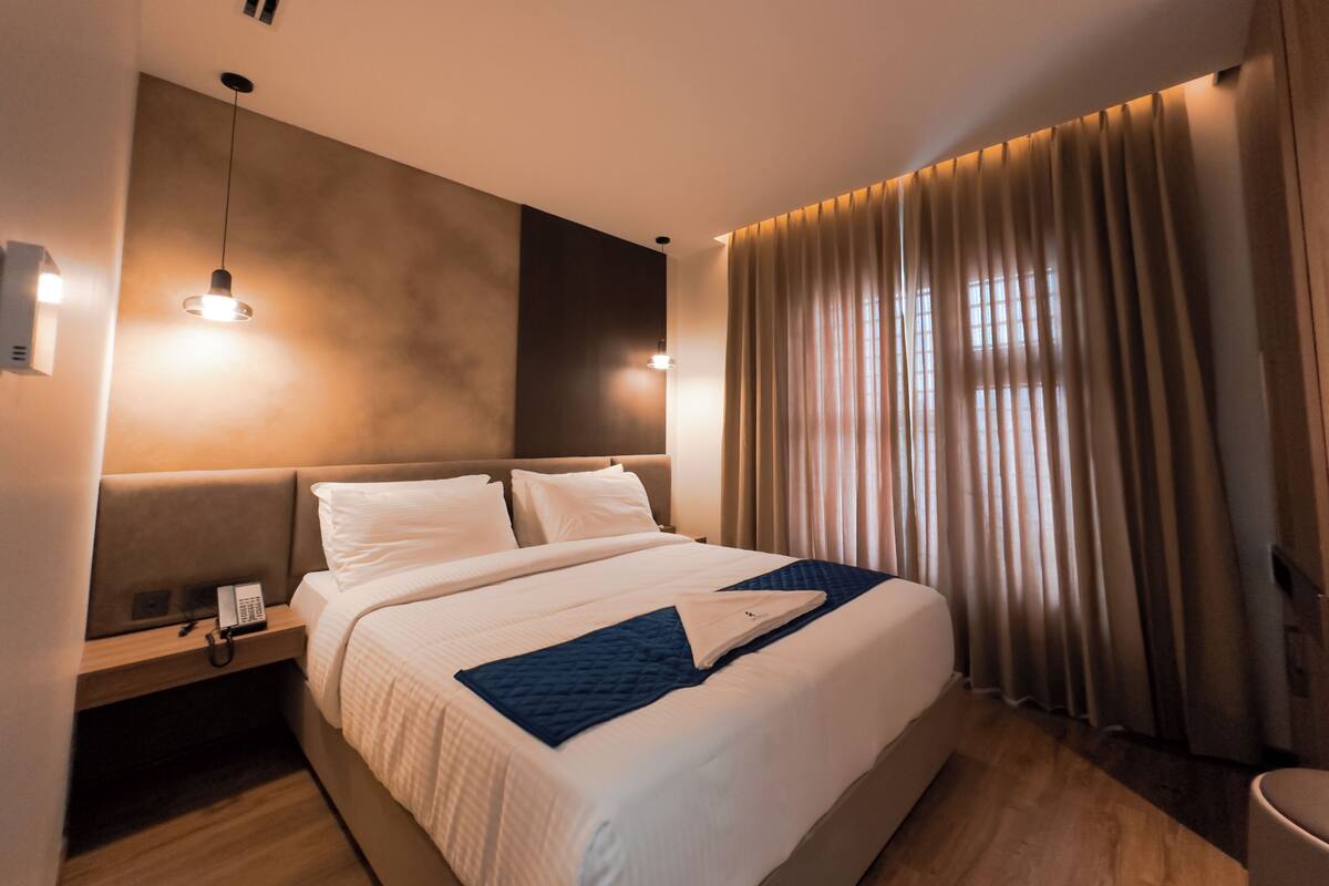 Comfort-Studiosuite | Zimmersafe, Schreibtisch, laptopgeeigneter Arbeitsplatz