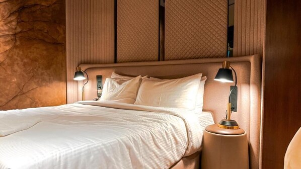 خزنة داخل الغرفة ومكتب ومساحة عمل للكمبيوتر المحمول ومكواة/لوح كي