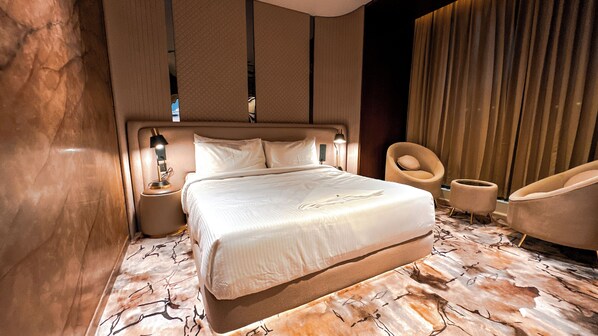 Honeymoon Suite | In-room safe, desk, laptop workspace, iron/ironing board