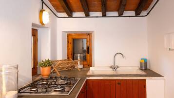 Kühlschrank, Herdplatte, Wasserkocher mit Kaffee-/Teezubehör