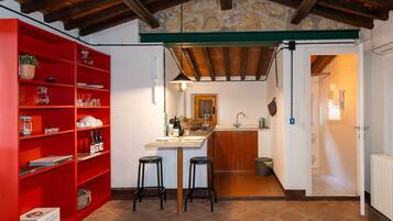 Frigorifero, piano cottura, macchina per tè/caffè