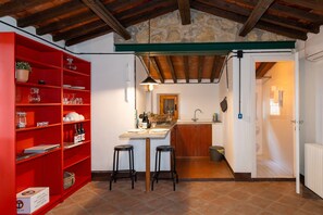 Jääkaappi, liesi, kahvin-/teenkeitin