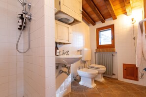 Een douche, een haardroger, handdoeken