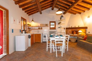 Living area - Holiday Home 'I Mandrioli' with Private Terrace, Wi-Fi and Air Conditioning (Casale Marittimo)
