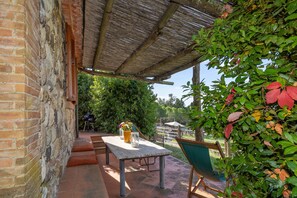 Terrace/patio - Holiday Home 'La Baciosa' with Private Terrace, Wi-Fi and Air Conditioning (Casale Marittimo)