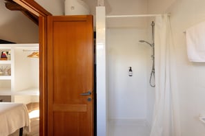 Dusche, kostenlose Toilettenartikel, Haartrockner, Handtücher