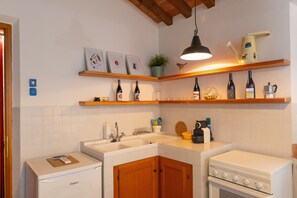 Fridge, oven, stovetop, coffee/tea maker - Holiday Home 'La Baciosa' with Private Terrace, Wi-Fi and Air Conditioning (Casale Marittimo)