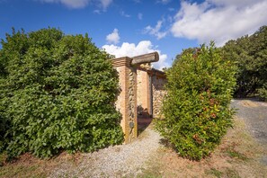 Property grounds - Holiday Home 'La Baciosa' with Private Terrace, Wi-Fi and Air Conditioning (Casale Marittimo)