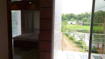Deluxe Double Room, Garden View | Bathroom | Bathtub, free toiletries, towels, soap