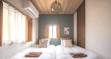 10 min. from Haneda Airport / Close to train station / Laundry / 2 toilets / Clean / 8 people stay OK / Family trip / Private house for rent