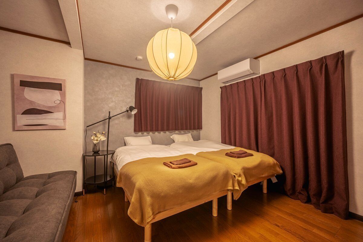 3 bedrooms, iron/ironing board, internet, bed sheets