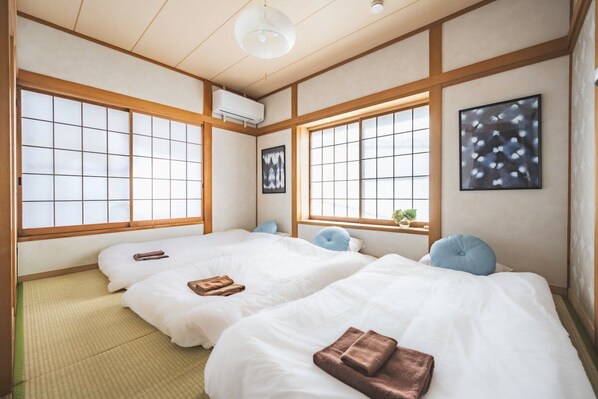 3 bedrooms, iron/ironing board, Internet, bed sheets