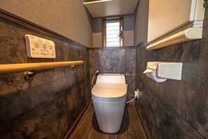 Sèche-cheveux, savon, papier toilette