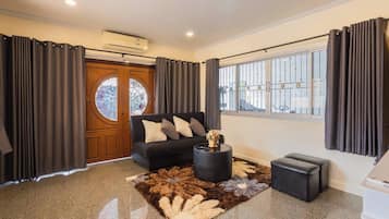 Nhà, 3 phòng ngủ, hút thuốc, hồ bơi riêng | Phòng khách