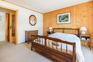 3 bedrooms, iron/ironing board, Internet, bed sheets