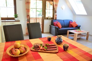 TV, stereo - Apartment 'Schwalbennest' with private terrace, shared garden and Wi-Fi (Lahr)