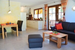 Una televisión, un reproductor estéreo