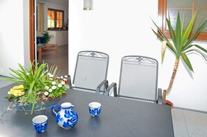 Dining - Apartment 'Schwalbennest' with private terrace, shared garden and Wi-Fi (Lahr)